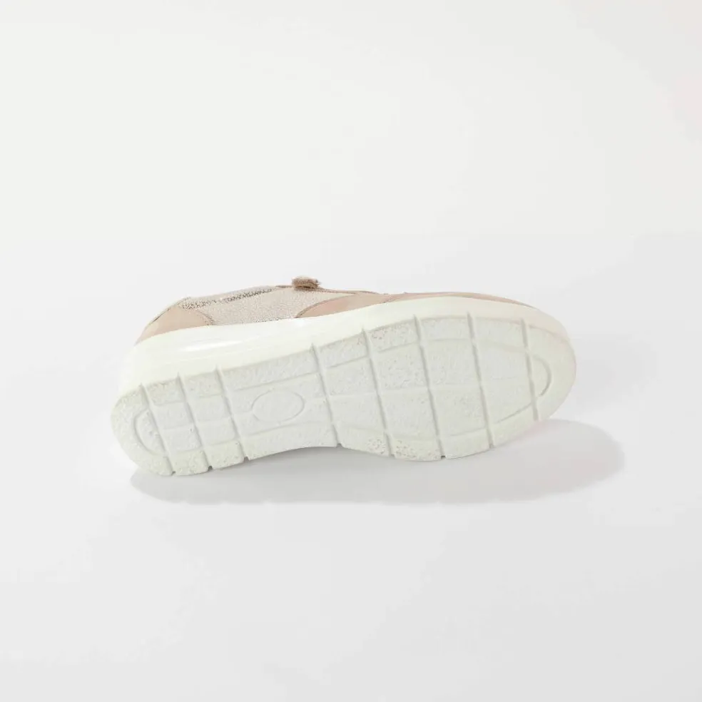 Baskets à lacets grande largeur, en cuir avec empiècements extensibles.