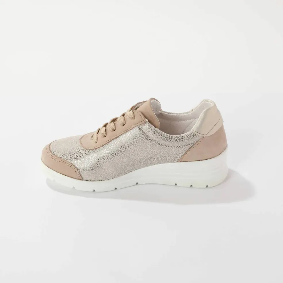 Baskets à lacets grande largeur, en cuir avec empiècements extensibles.
