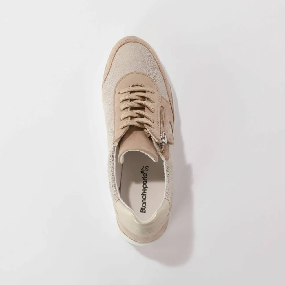 Baskets à lacets grande largeur, en cuir avec empiècements extensibles.