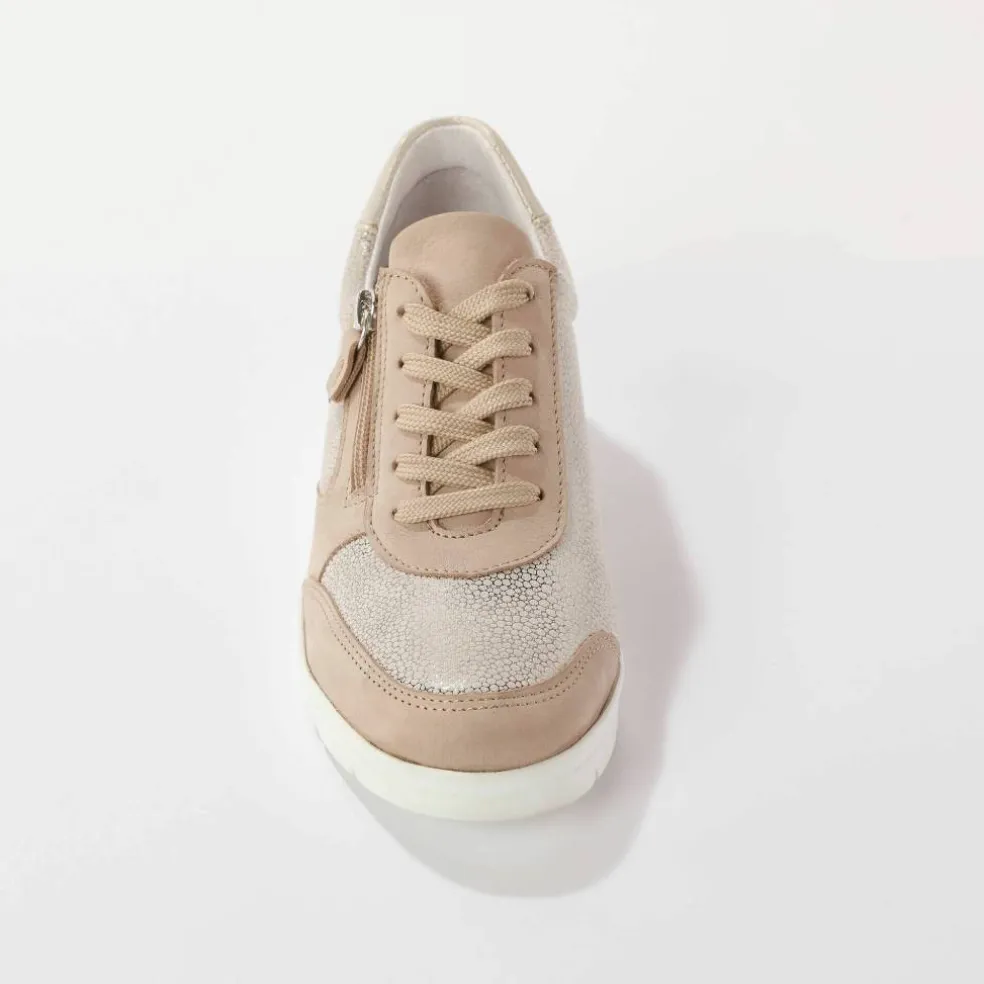 Baskets à lacets grande largeur, en cuir avec empiècements extensibles.