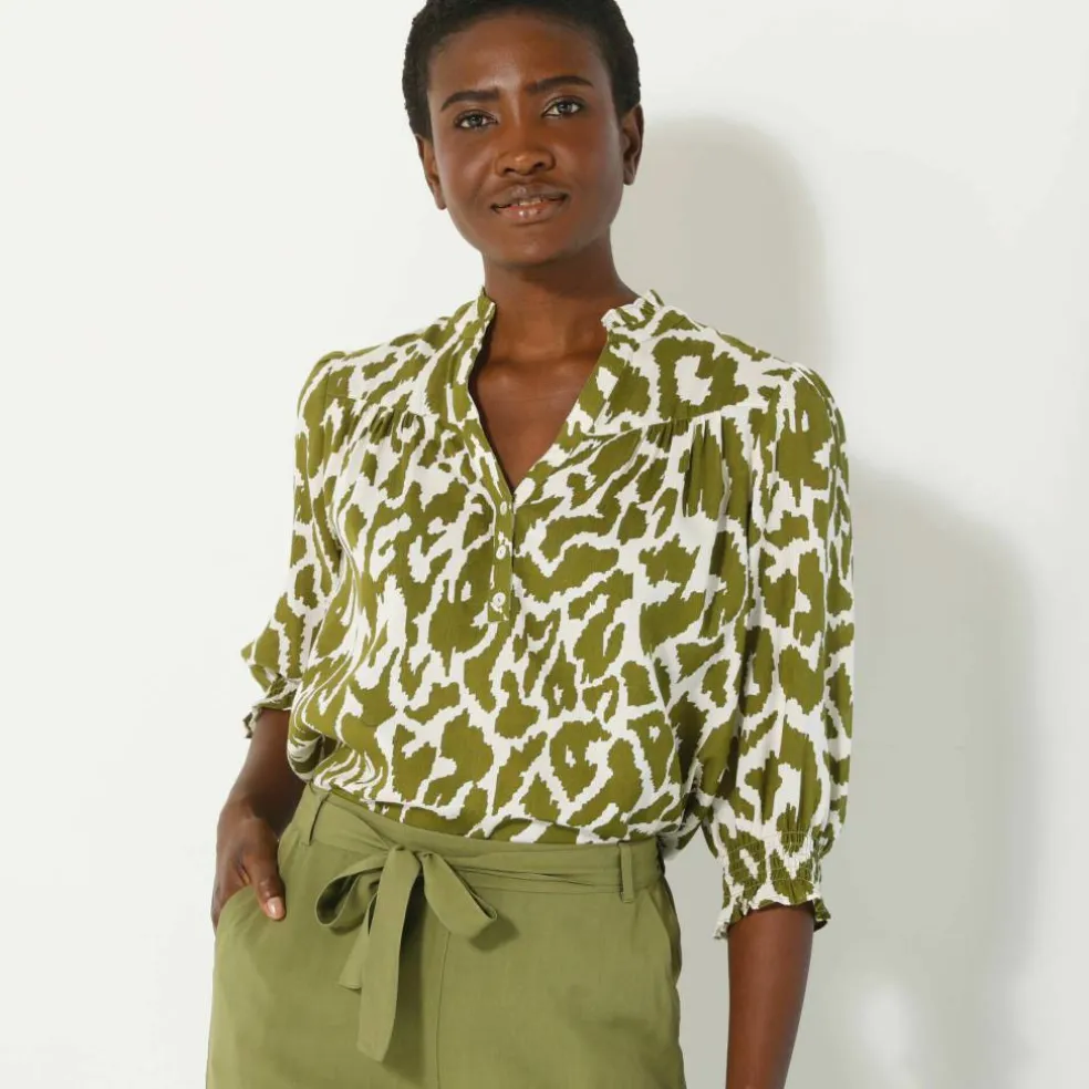 Blouse bicolore col tunisien, manches coudes smockées