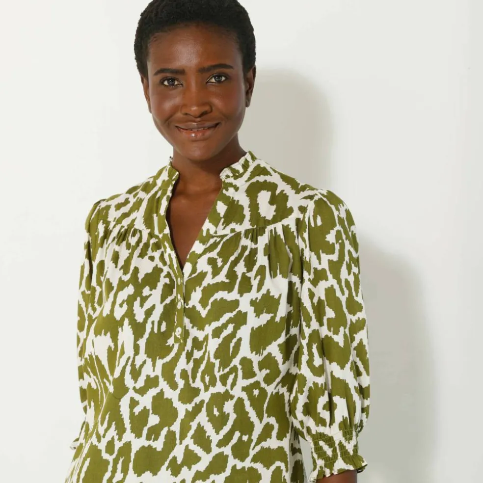 Blouse bicolore col tunisien, manches coudes smockées