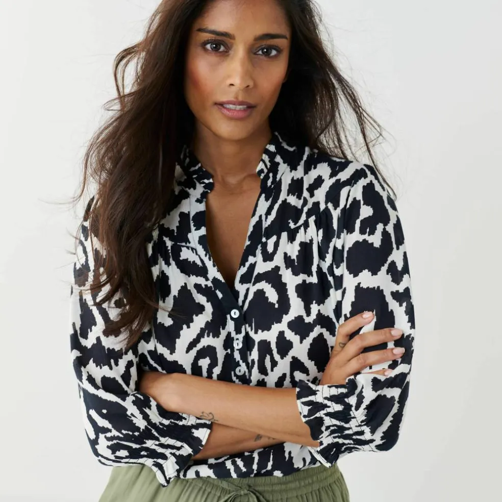 Blouse bicolore col tunisien, manches coudes smockées