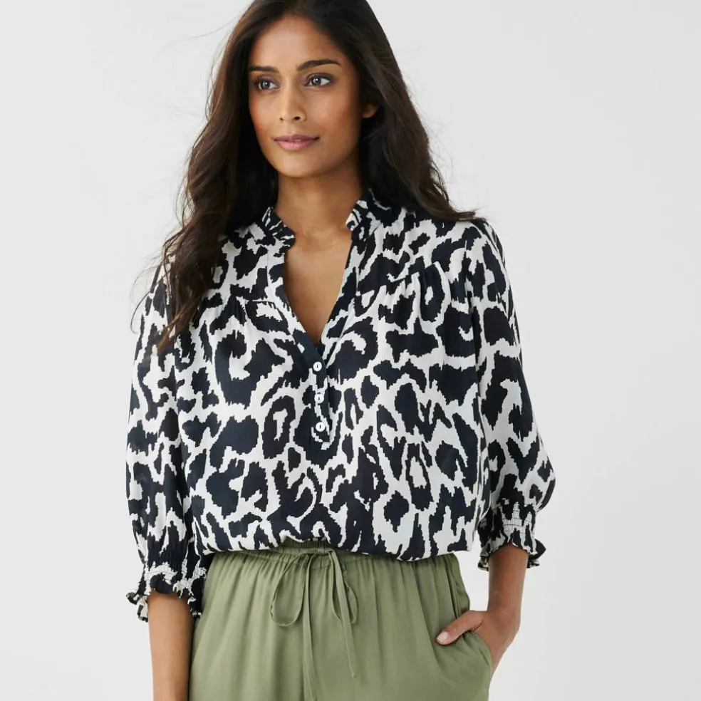 Blouse bicolore col tunisien, manches coudes smockées