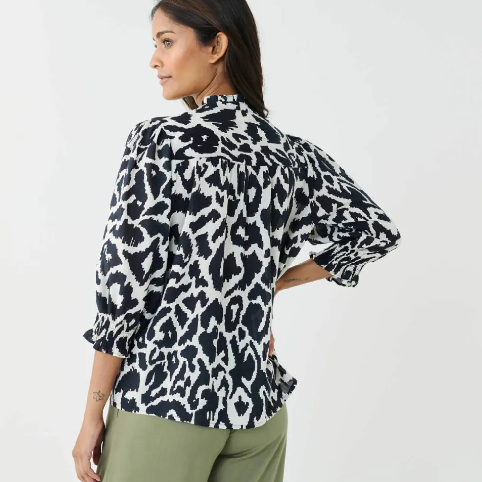 Blouse bicolore col tunisien, manches coudes smockées