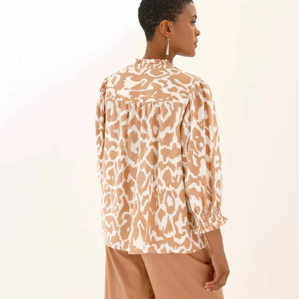 Blouse bicolore col tunisien, manches coudes smockées