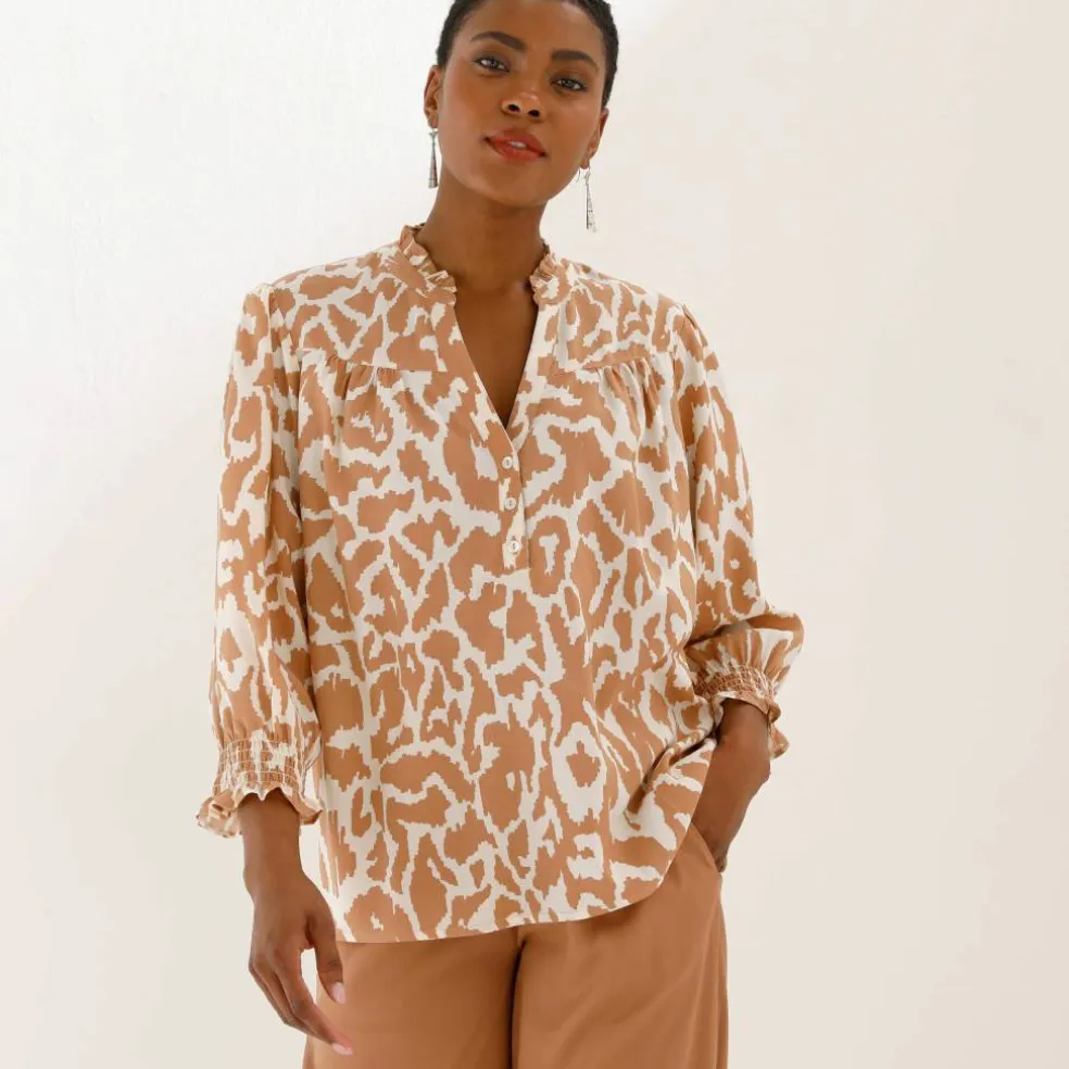 Blouse bicolore col tunisien, manches coudes smockées