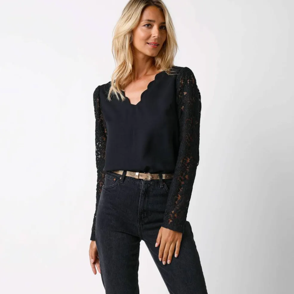 Blouse décolleté festonné dos, manches dentelle