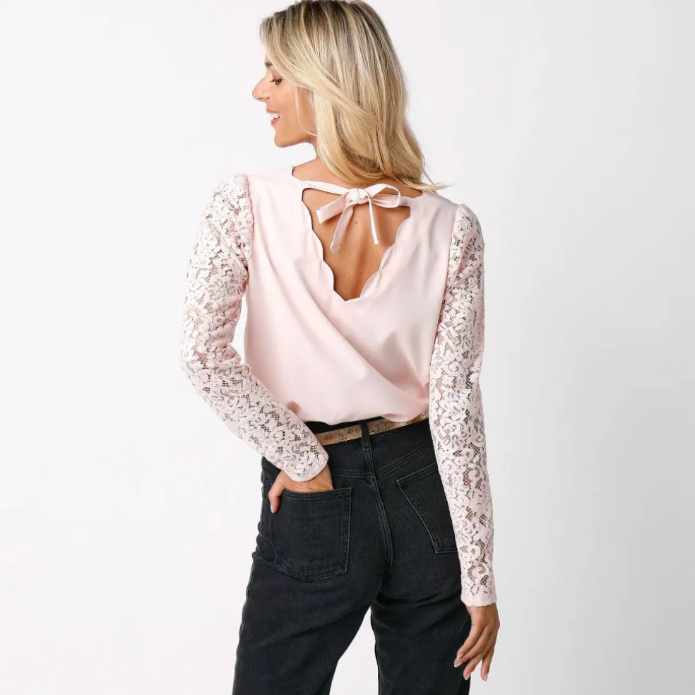 Blouse décolleté festonné dos, manches dentelle