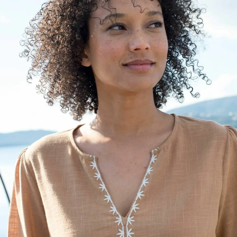 Blouse unie brodée en coton, col fendu