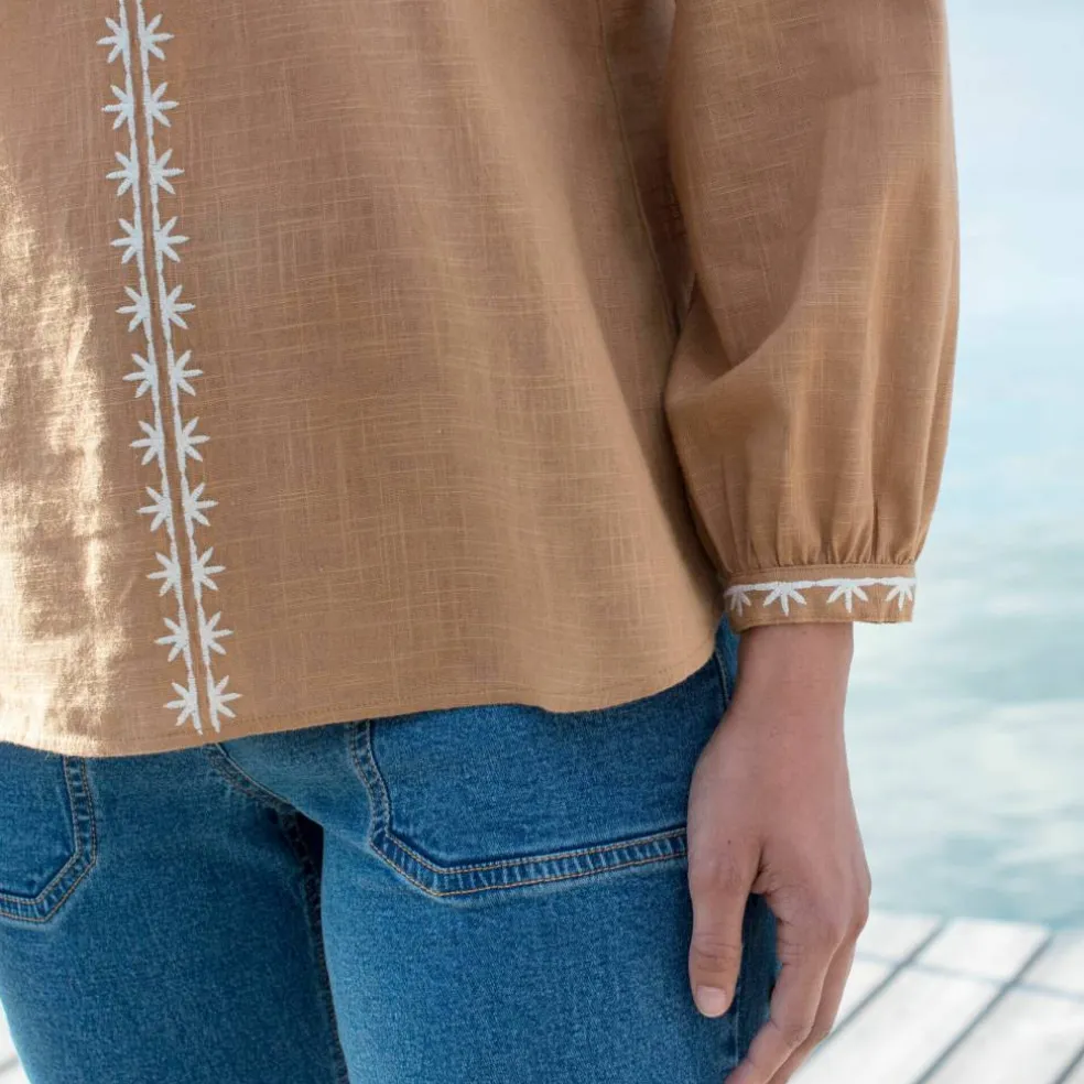 Blouse unie brodée en coton, col fendu