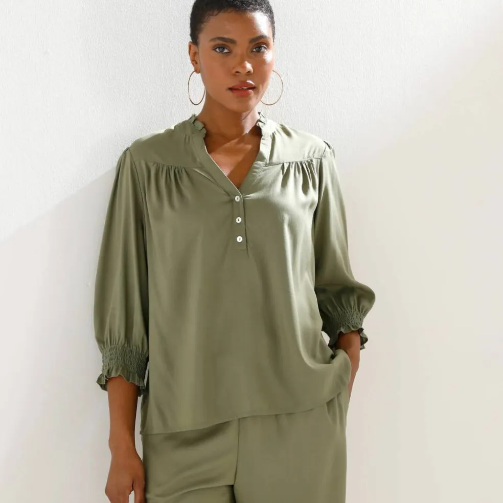 Blouse unie col tunisien, manches coudes smockées