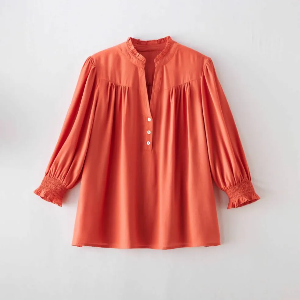 Blouse unie col tunisien, manches coudes smockées