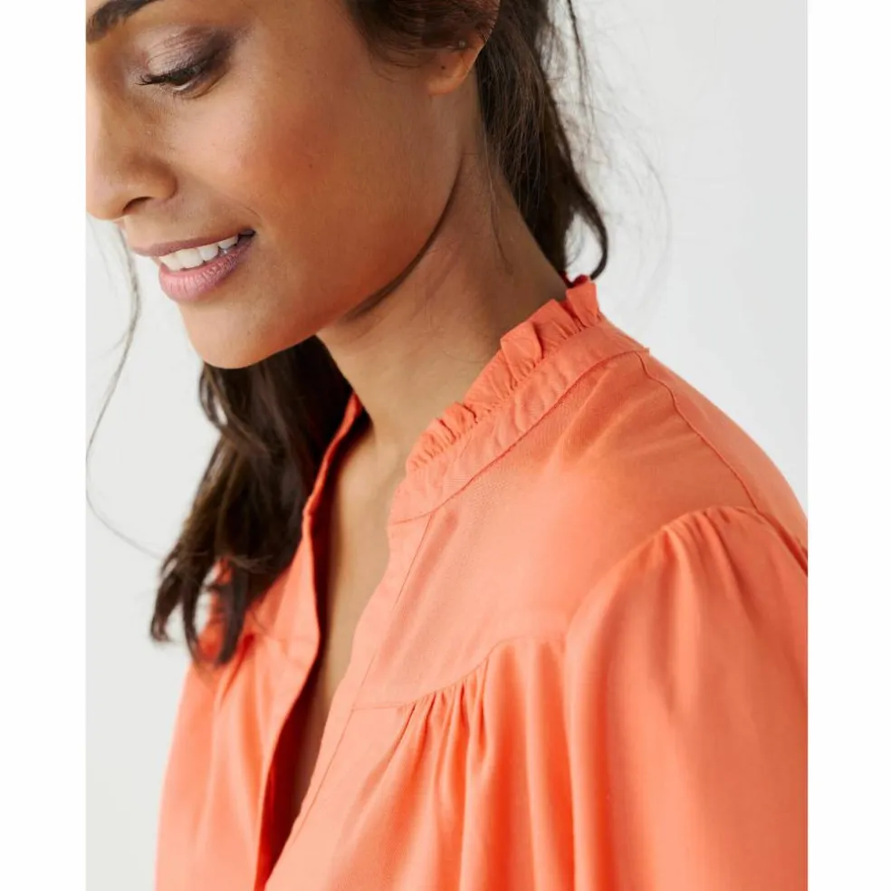 Blouse unie col tunisien, manches coudes smockées