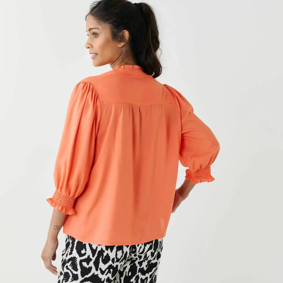 Blouse unie col tunisien, manches coudes smockées