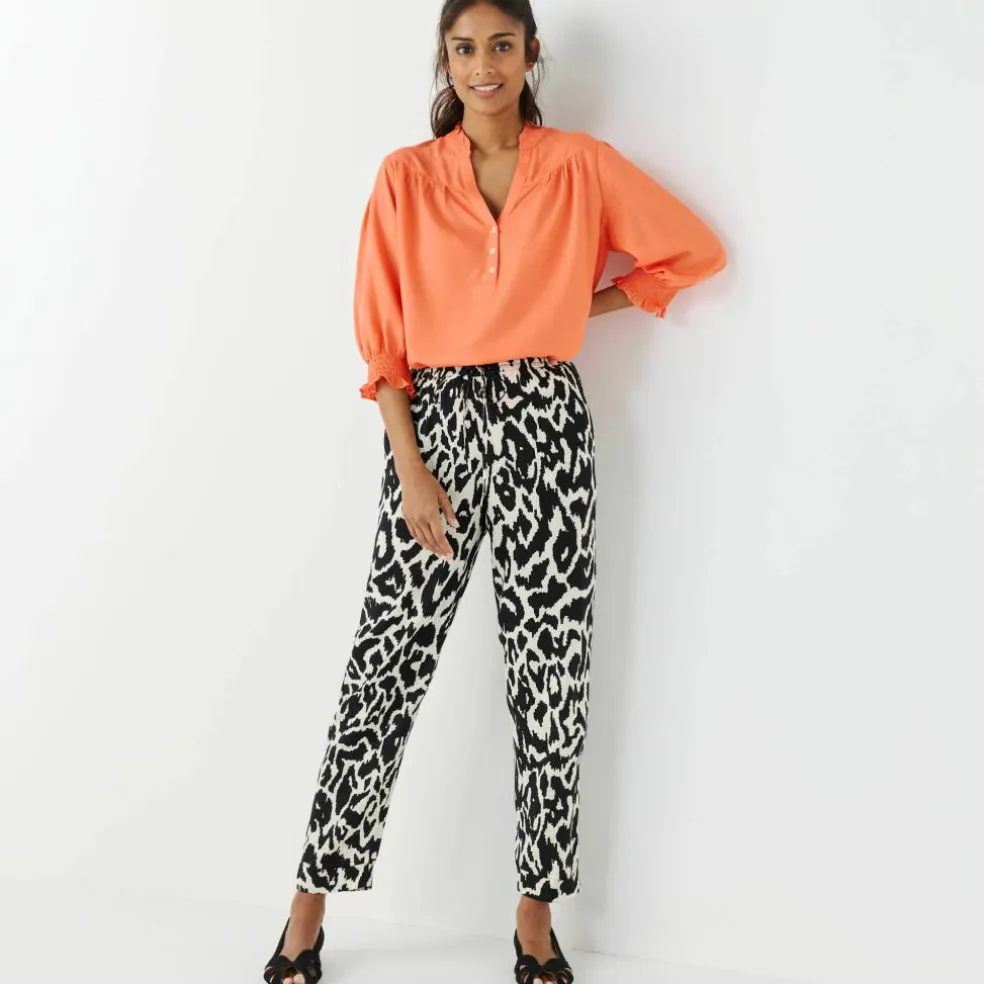 Blouse unie col tunisien, manches coudes smockées