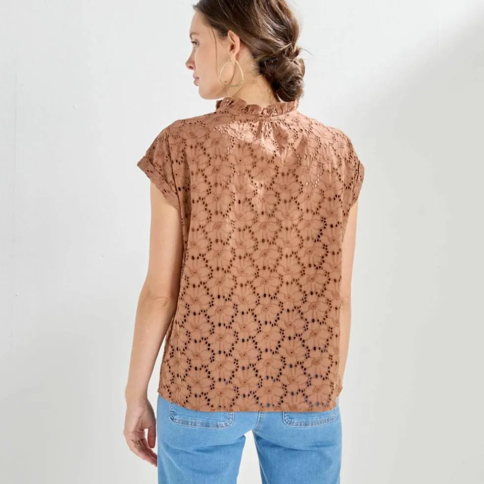 Chemisier manches courtes col volanté, broderie anglaise