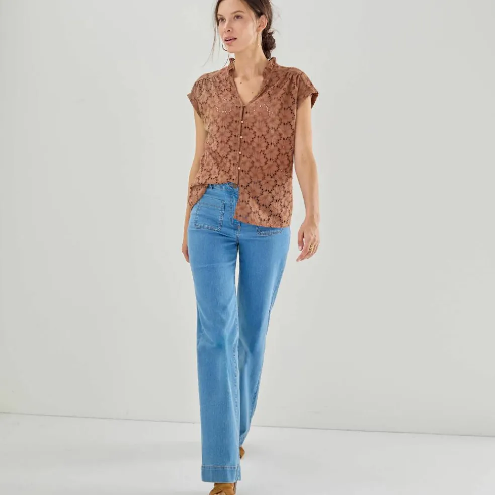 Chemisier manches courtes col volanté, broderie anglaise