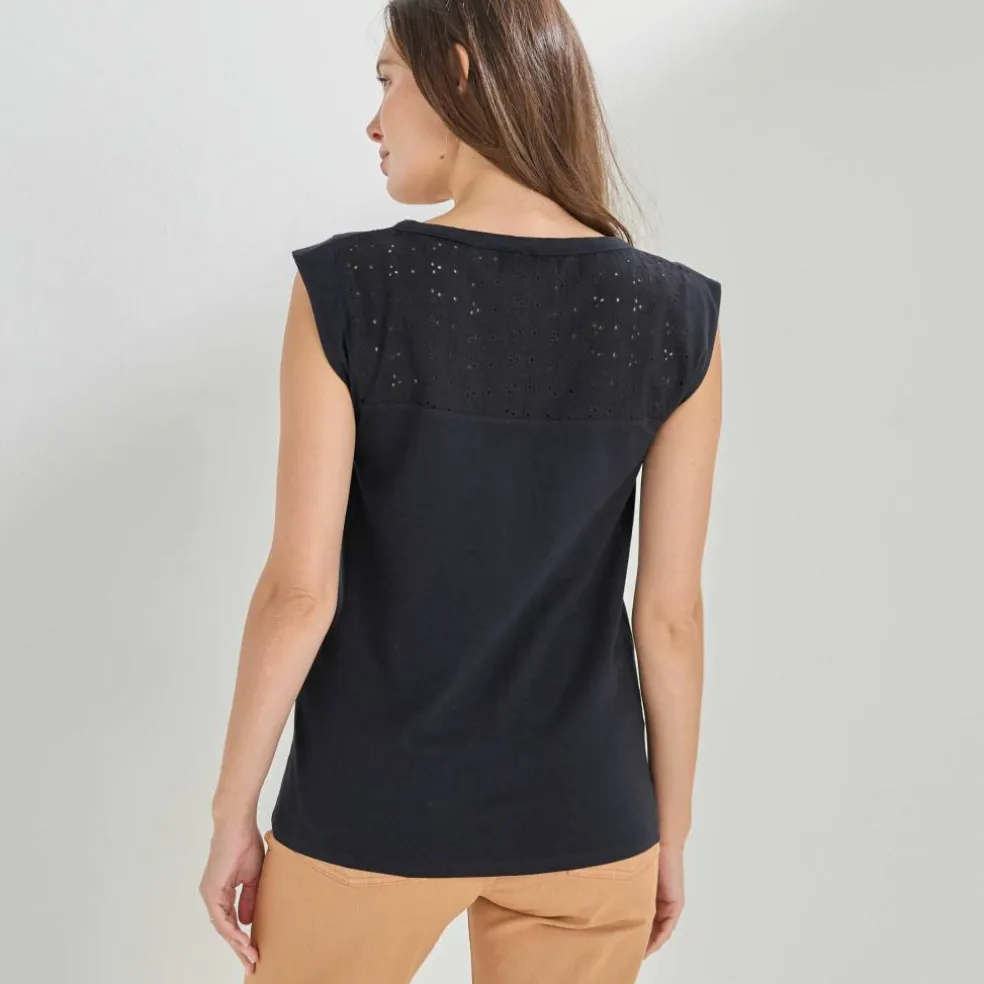 Débardeur col V, détail dos broderie anglaise