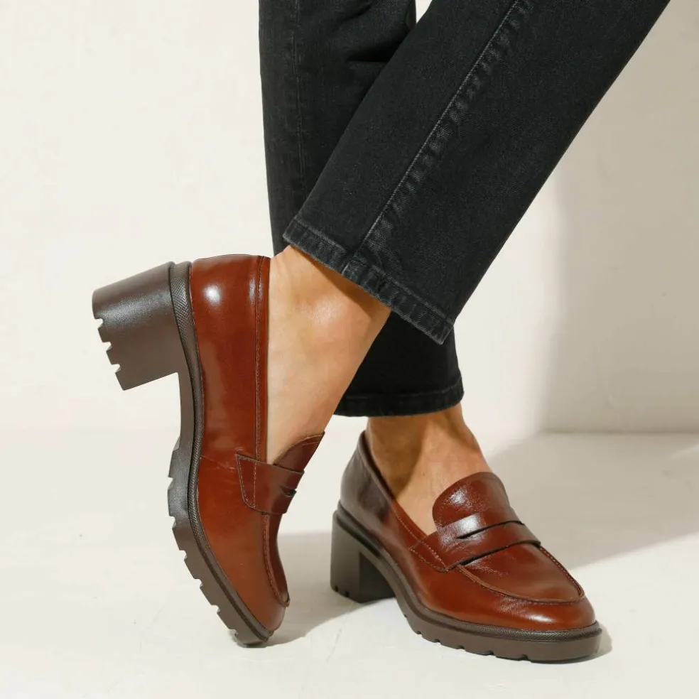 Mocassins à talon en cuir, semelle crantée.