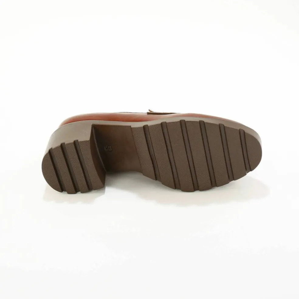 Mocassins à talon en cuir, semelle crantée.