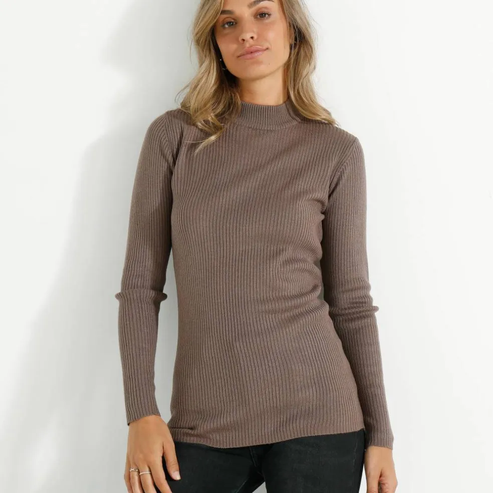Pull col montant long, maille côtelée