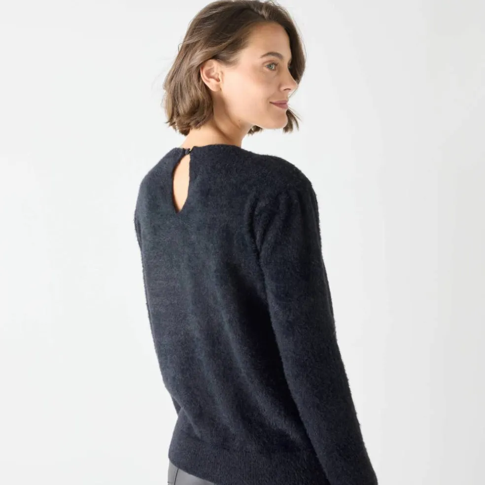 Pull maille poilue décolleté strass