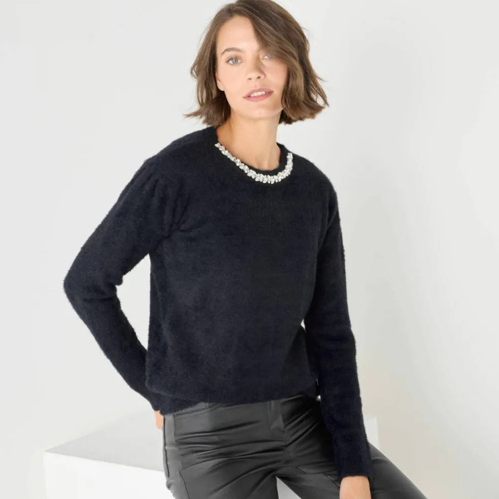 Pull maille poilue décolleté strass