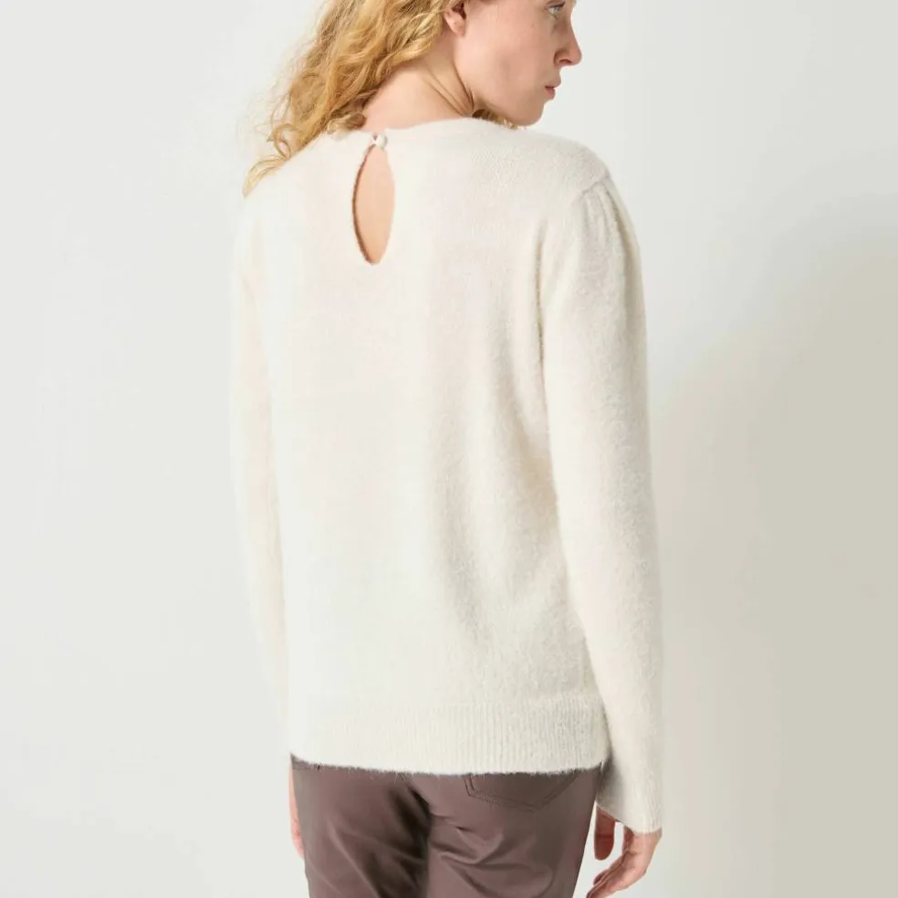 Pull maille poilue décolleté strass