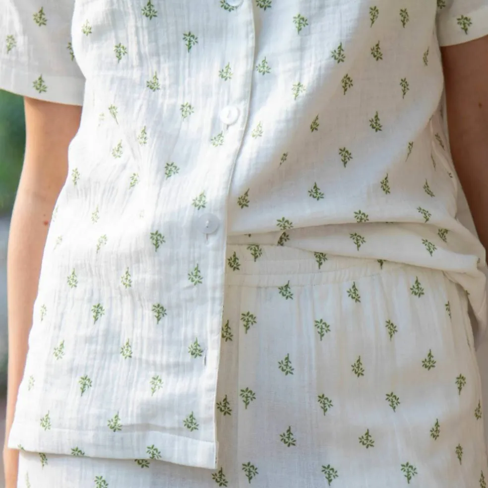 Pyjama court gaze de coton imprimé fleuri col tailleur