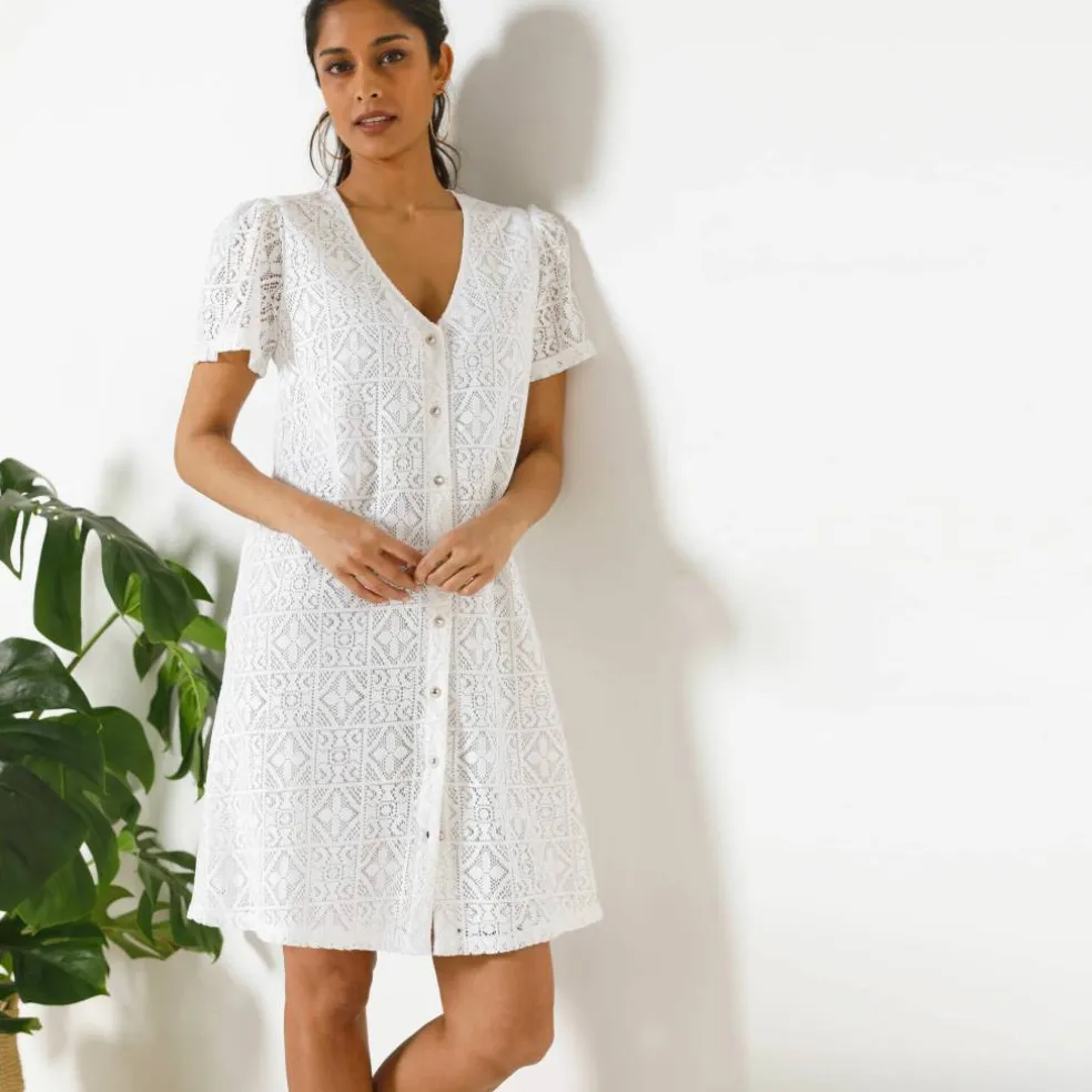Robe courte boutonnée en dentelle, manches courtes