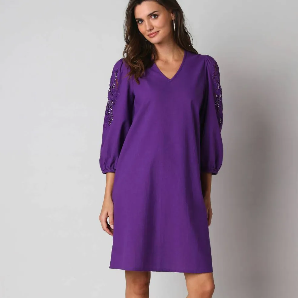 Robe courte col V, manches bouffantes à broderies ajourées