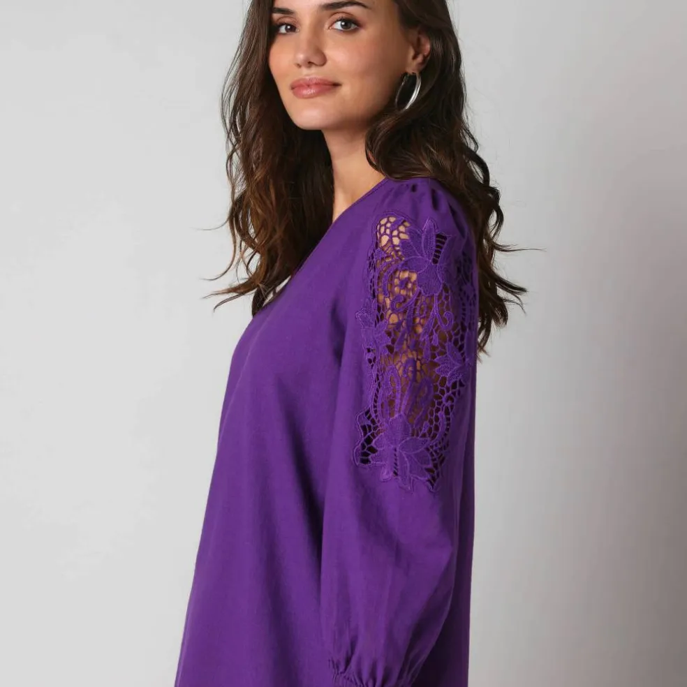 Robe courte col V, manches bouffantes à broderies ajourées
