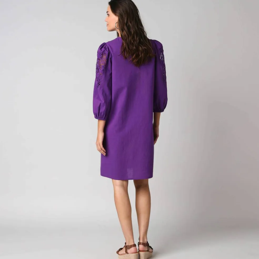 Robe courte col V, manches bouffantes à broderies ajourées