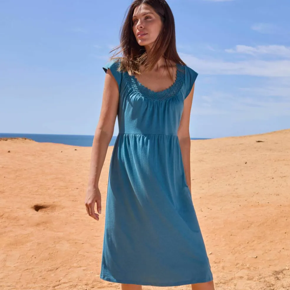 Robe courte en maille, décolleté macramé