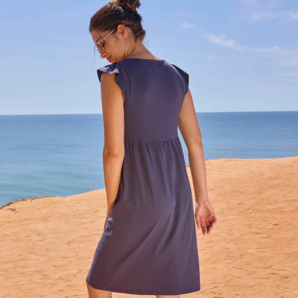 Robe courte en maille, décolleté macramé