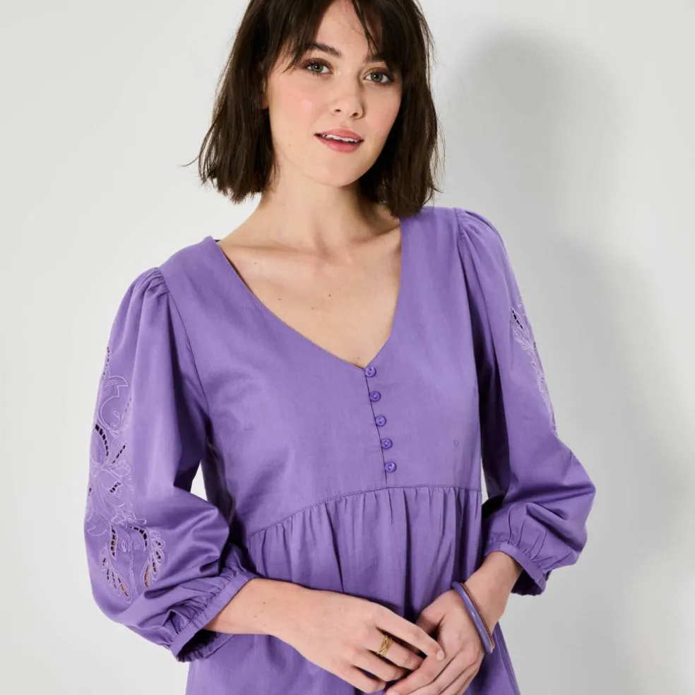 Robe courte évasée, détails broderie anglaise