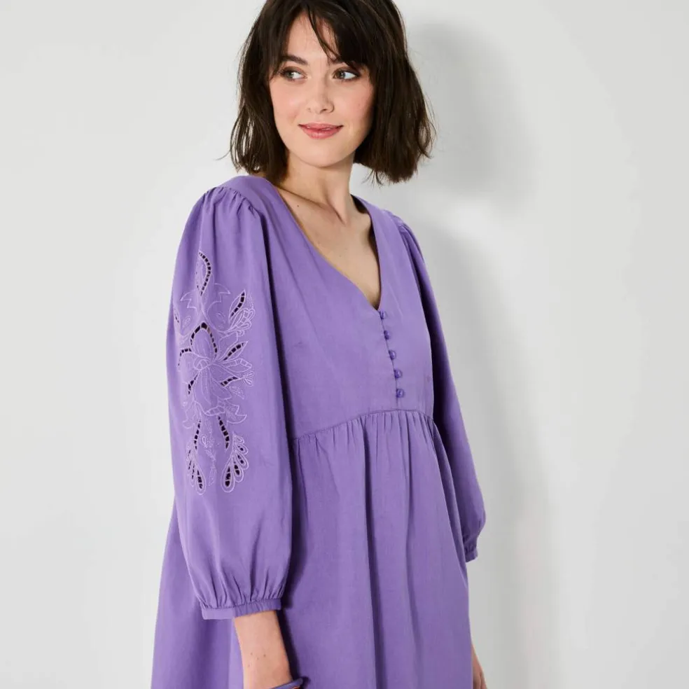 Robe courte évasée, détails broderie anglaise
