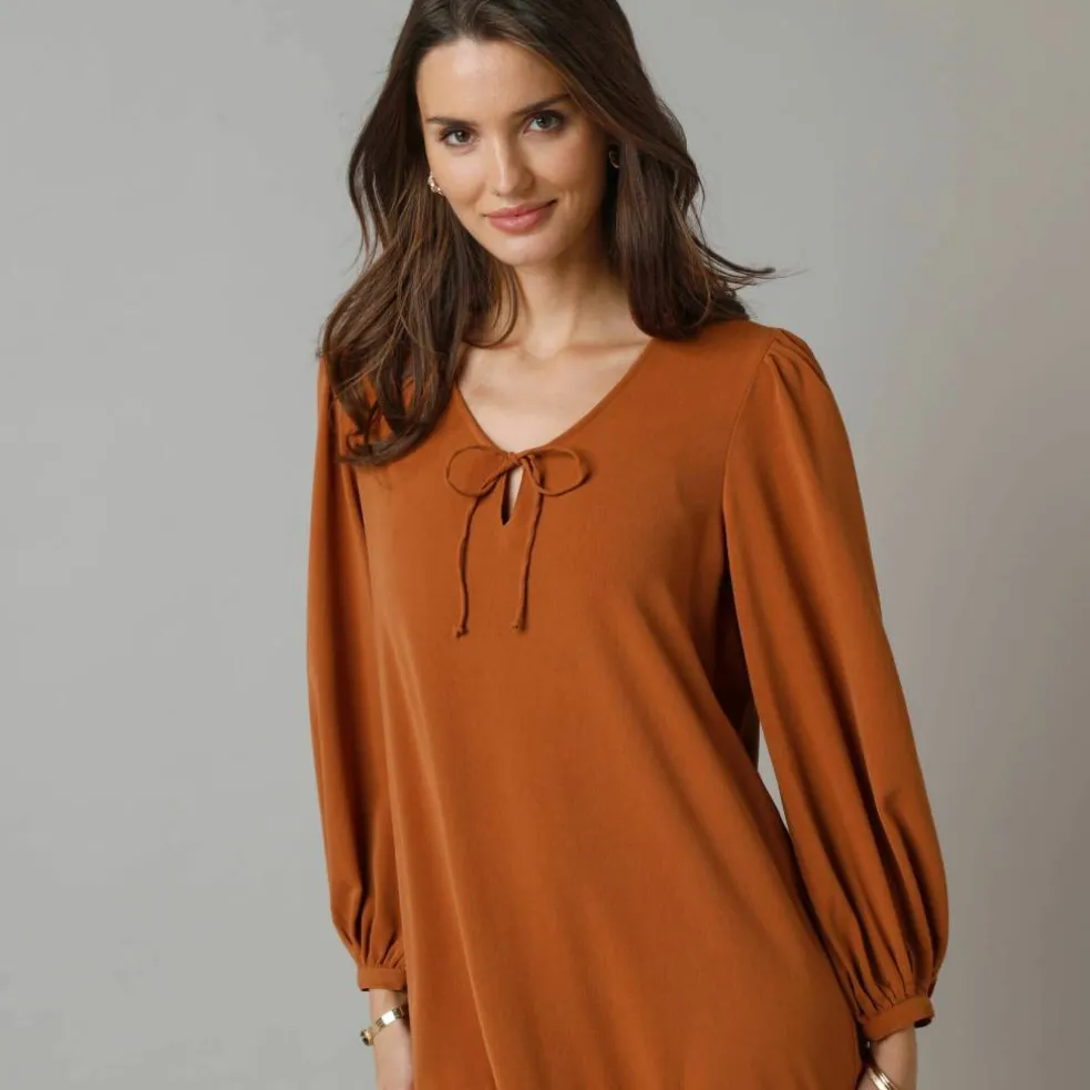 Robe courte volantée à nouettes, crêpe