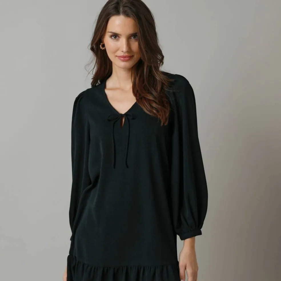 Robe courte volantée à nouettes, crêpe