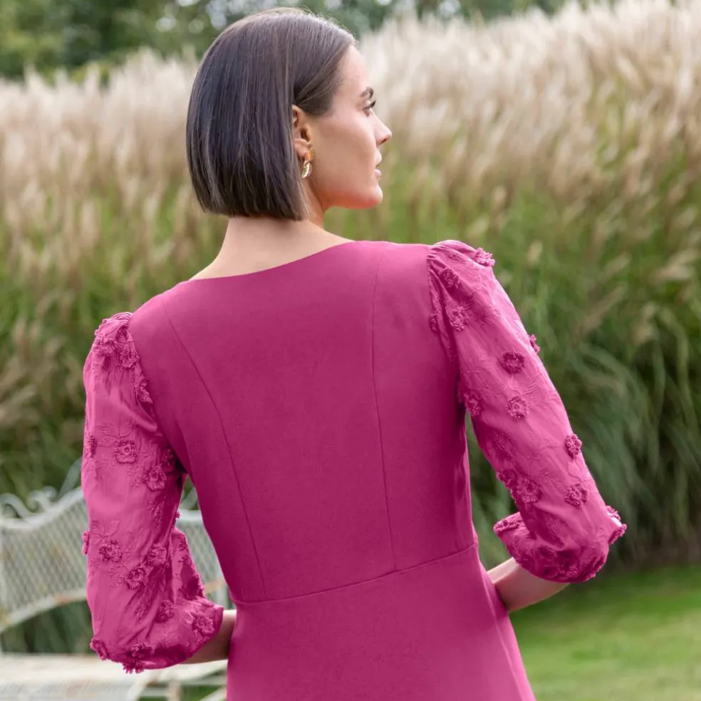 Robe longue manches brodées en relief