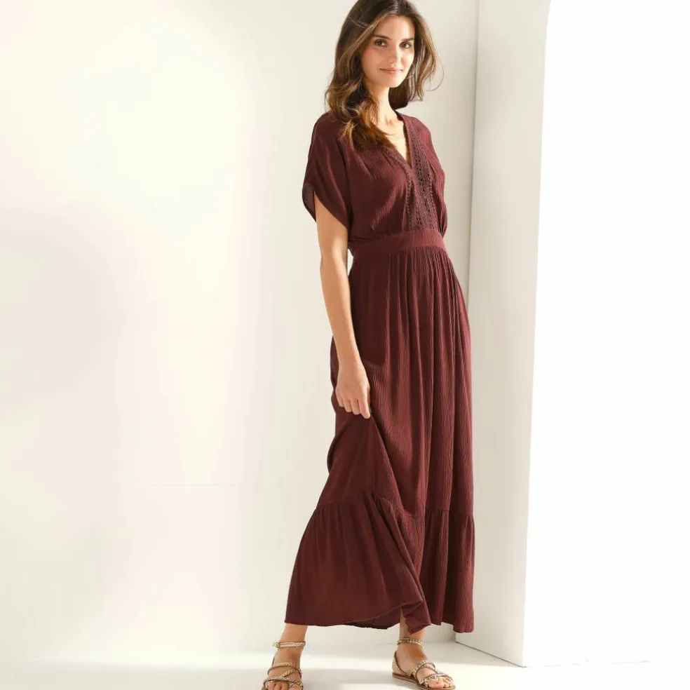 Robe longue volantée en crépon, détails macramé