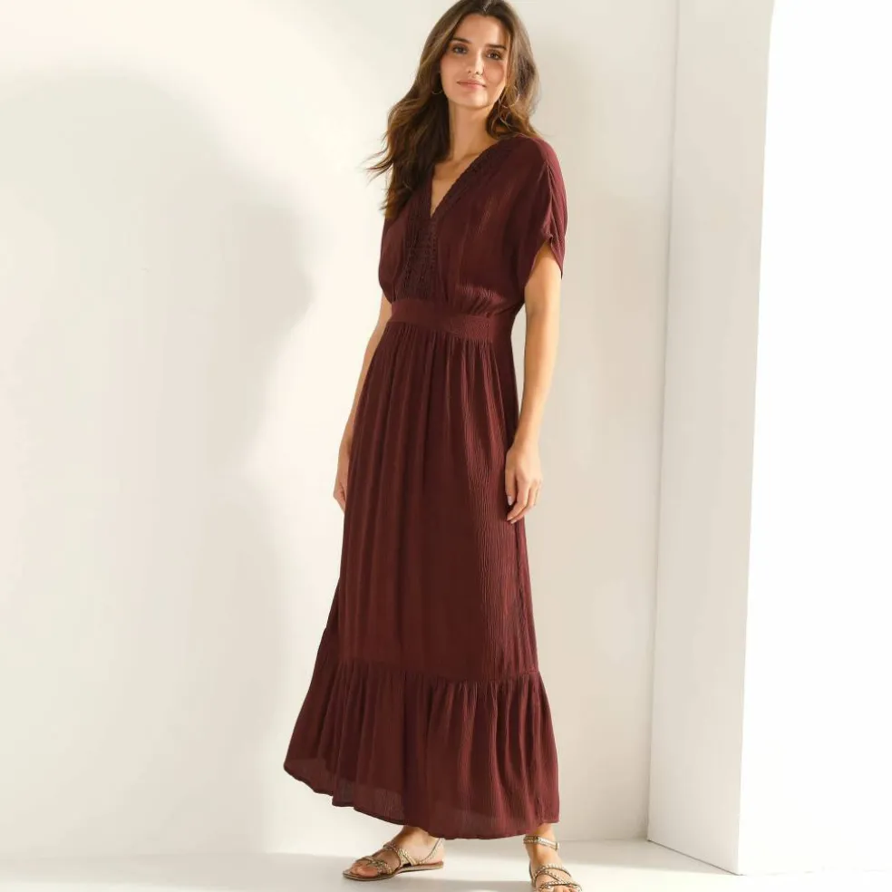 Robe longue volantée en crépon, détails macramé