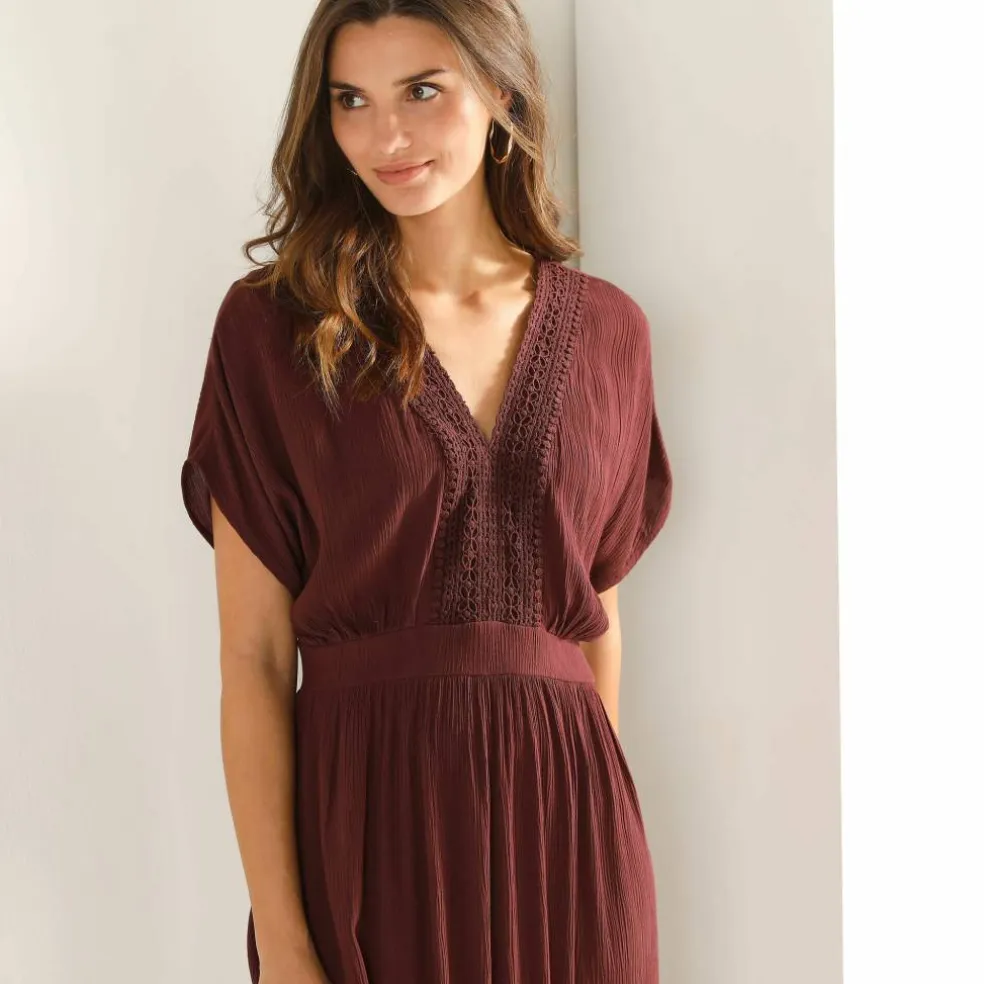 Robe longue volantée en crépon, détails macramé