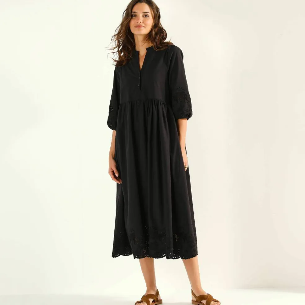 Robe manches 3/4, détails en broderie anglaise