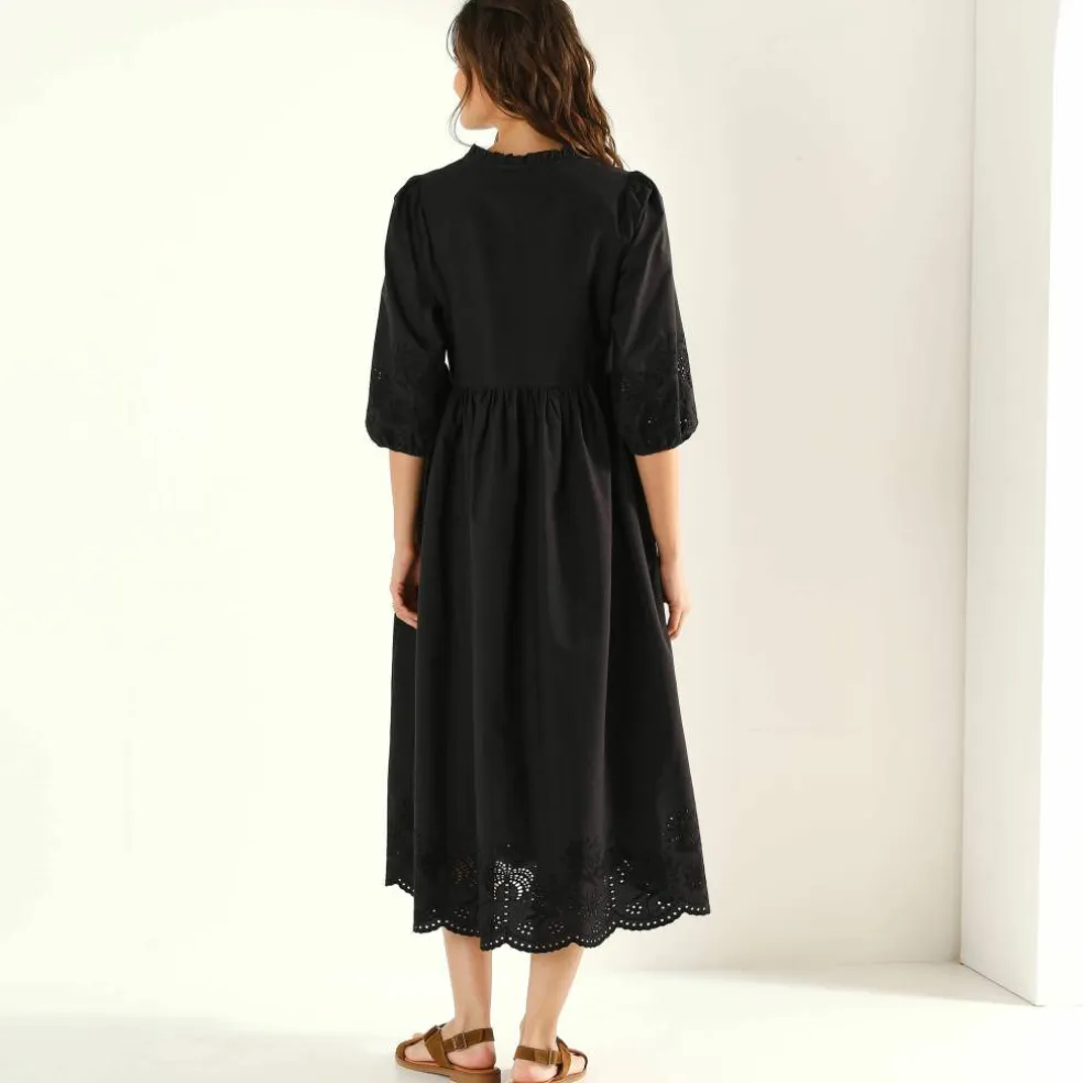 Robe manches 3/4, détails en broderie anglaise