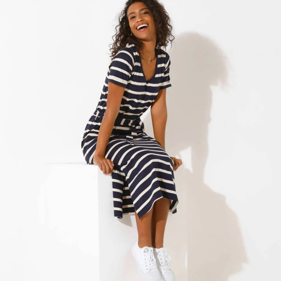 Robe mi-longue ceinturée col V, maille rayée