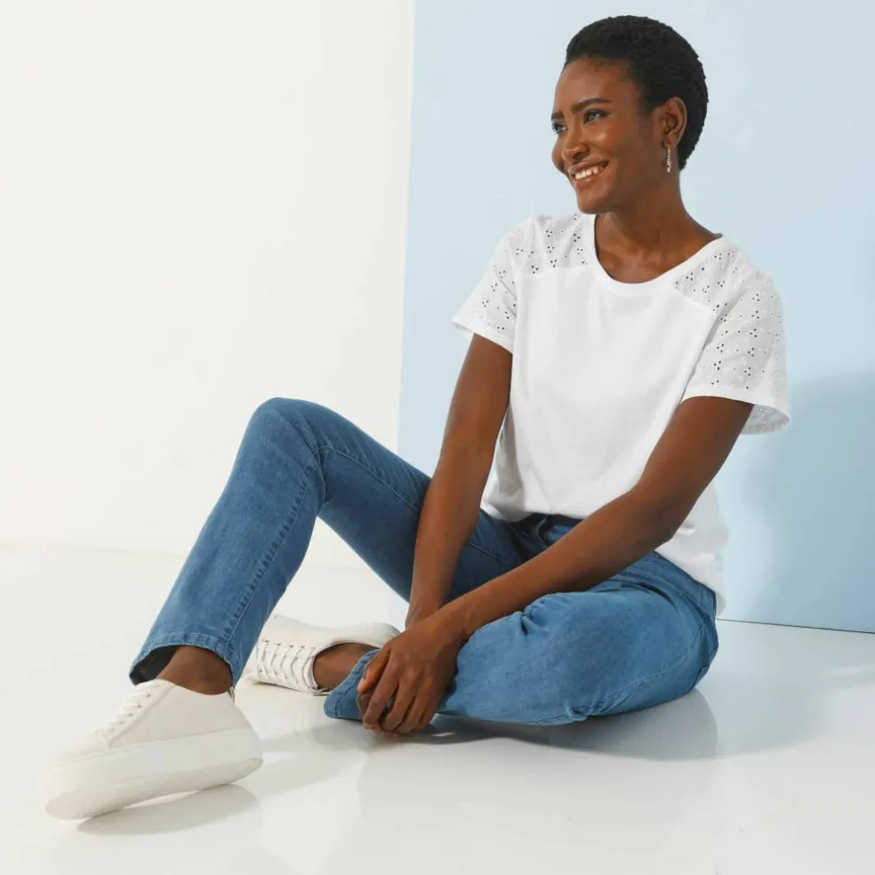T-shirt col rond manches courtes, détail broderie anglaise