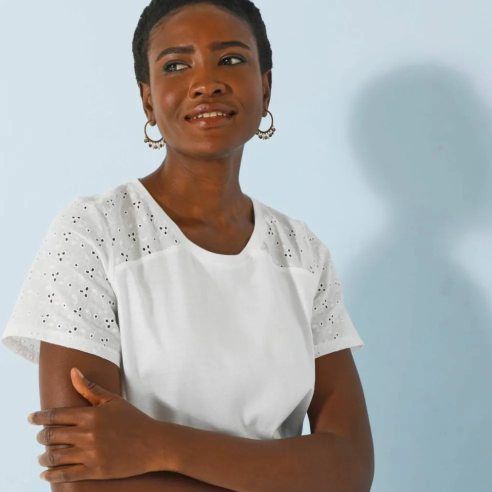 T-shirt col rond manches courtes, détail broderie anglaise