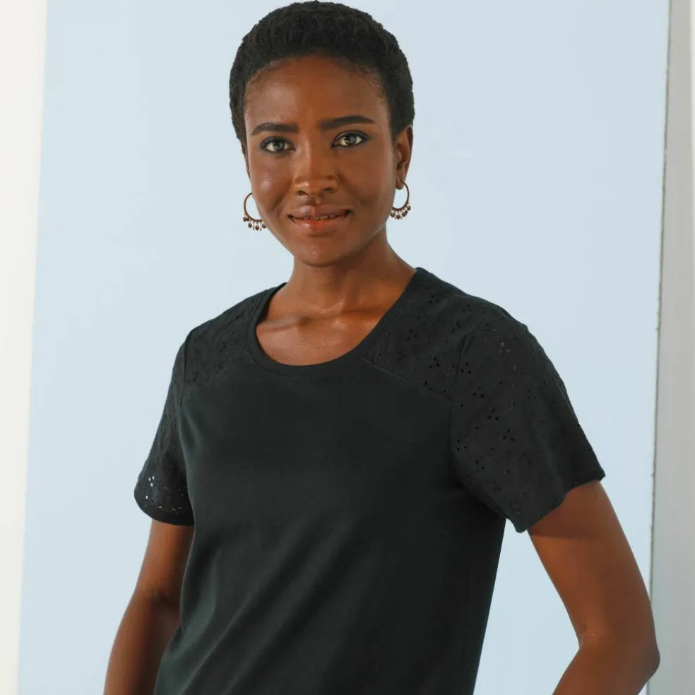 T-shirt col rond manches courtes, détail broderie anglaise